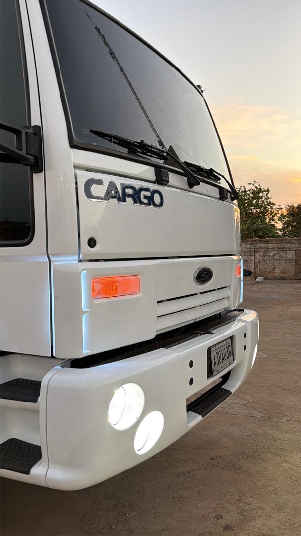 Detalle de la cabina de un camión compactador de CONSERCA al atardecer