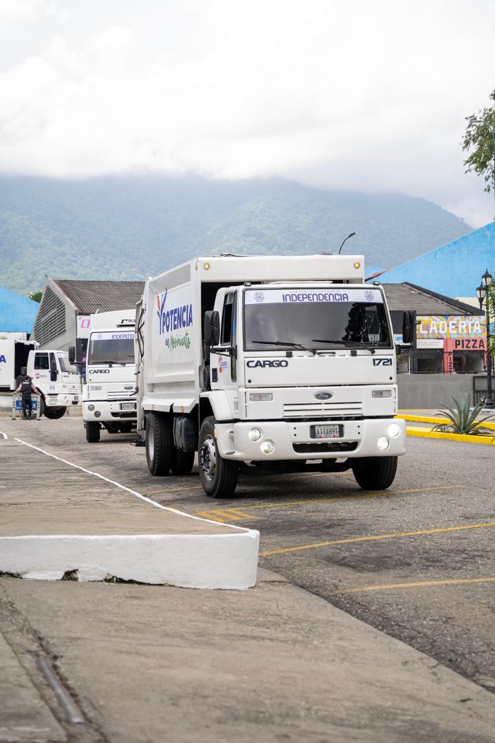 Flota de camiones compactadores de CONSERCA alineados antes de iniciar las rutas de recolección