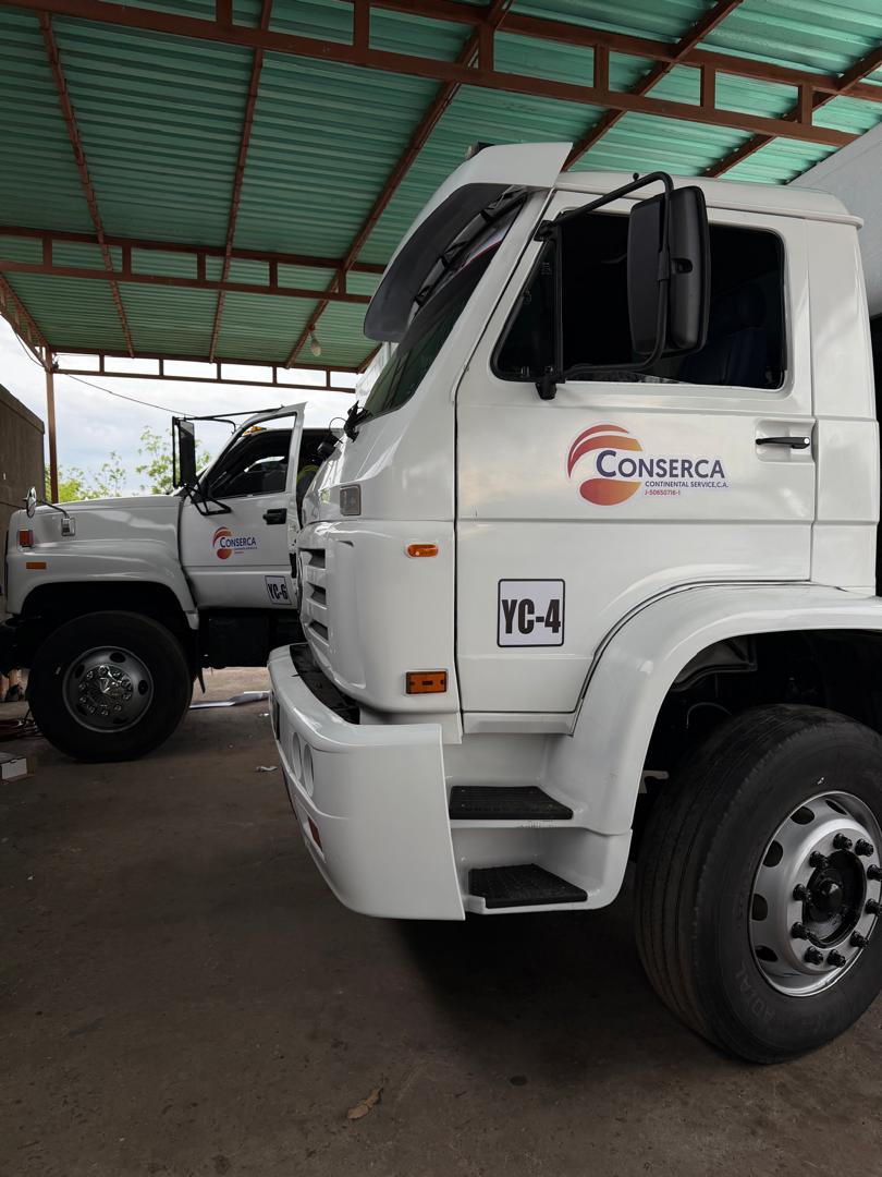 Unidades de recolección CONSERCA con el logotipo corporativo en la cochera