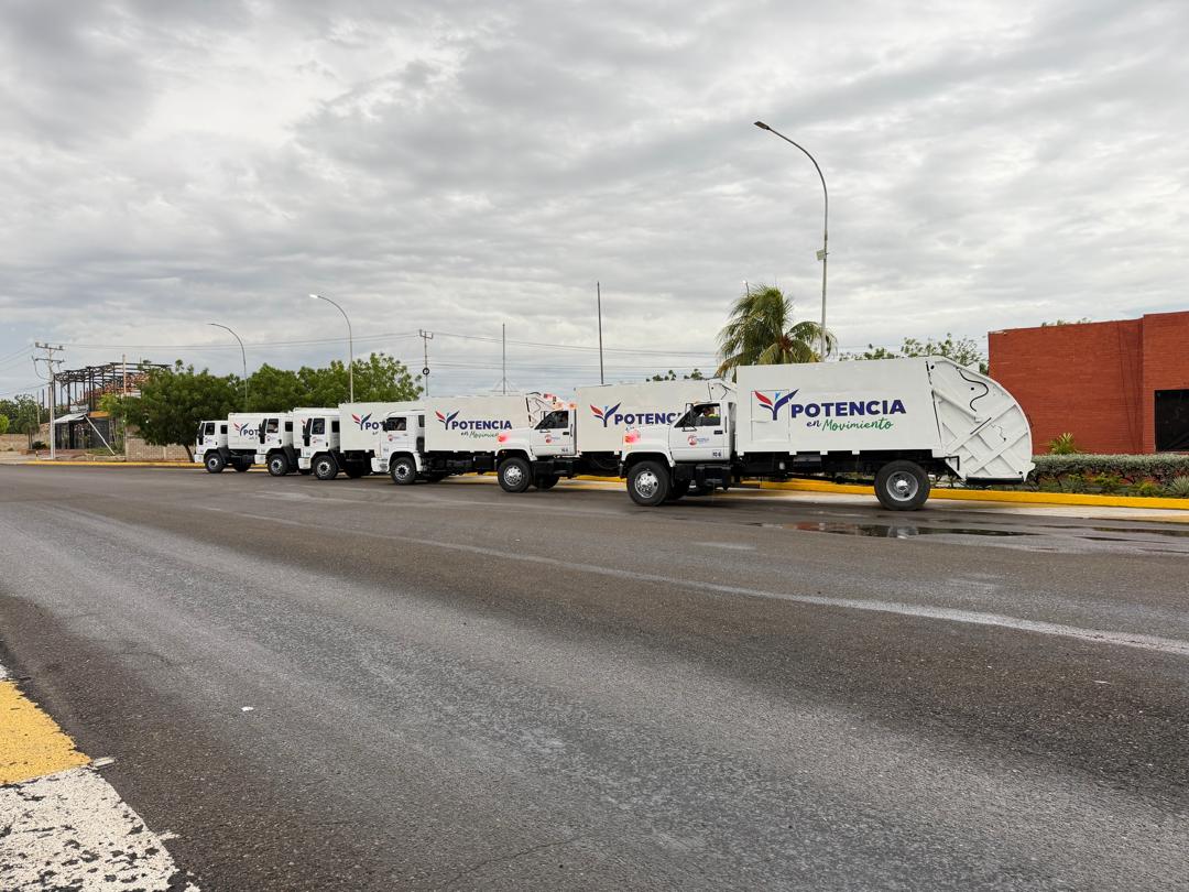 Caravana de camiones compactadores en un operativo de recolección urbana