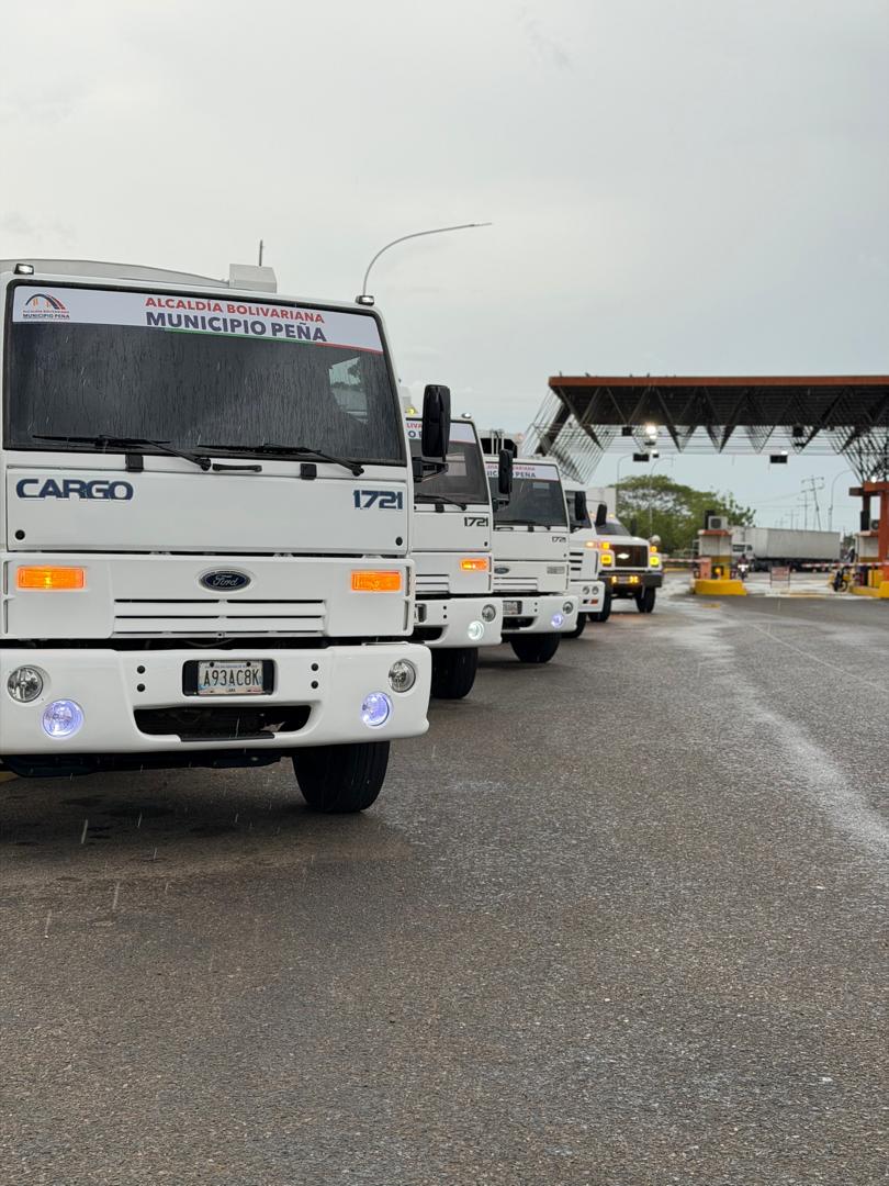 Flota de unidades compactadoras en un punto de control municipal
