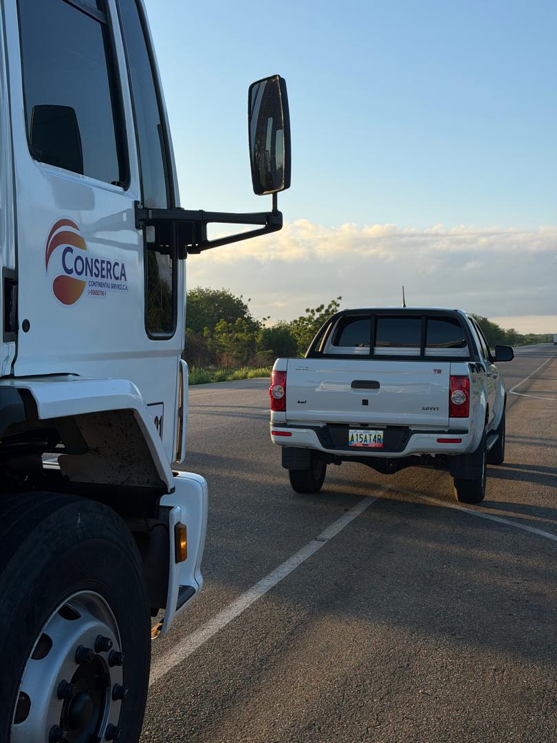 Unidad de recolección de CONSERCA y vehículo de supervisión durante un recorrido