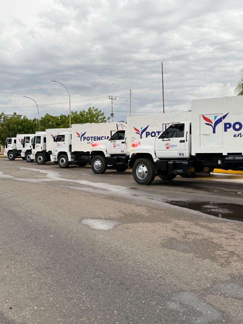 Compactadores de aseo urbano en fila antes de iniciar las rutas