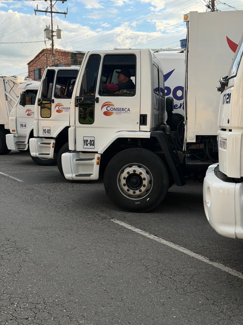 Operadores de CONSERCA al mando de las unidades compactadoras en la sede operativa