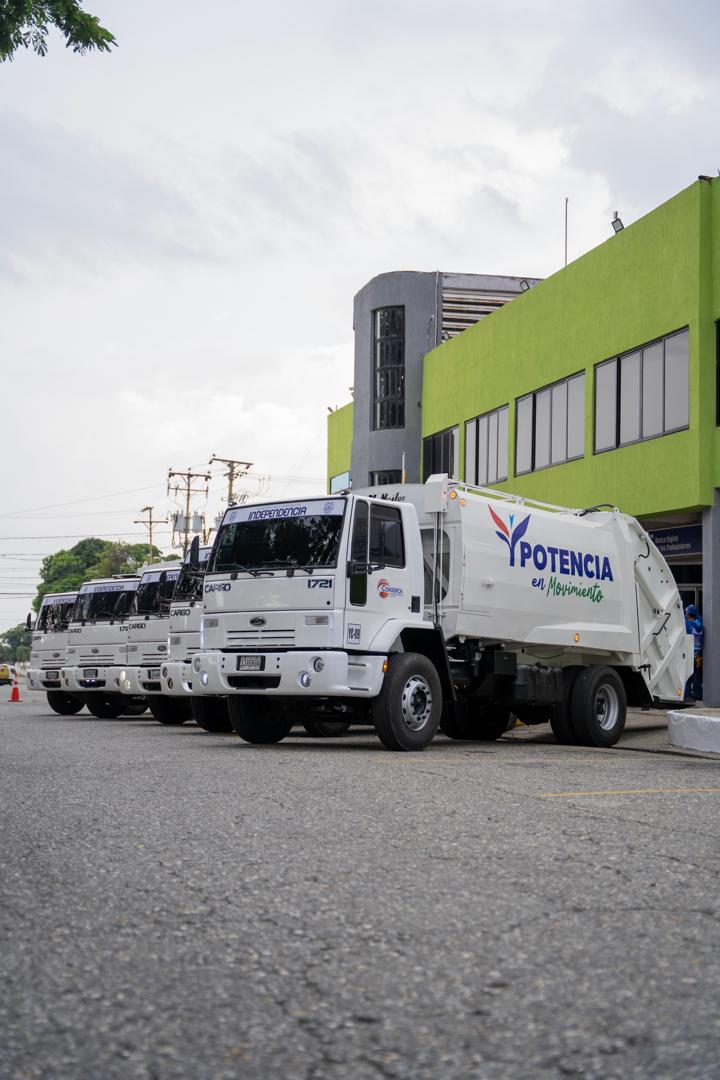 Flota de aseo urbano de CONSERCA frente a una sede municipal