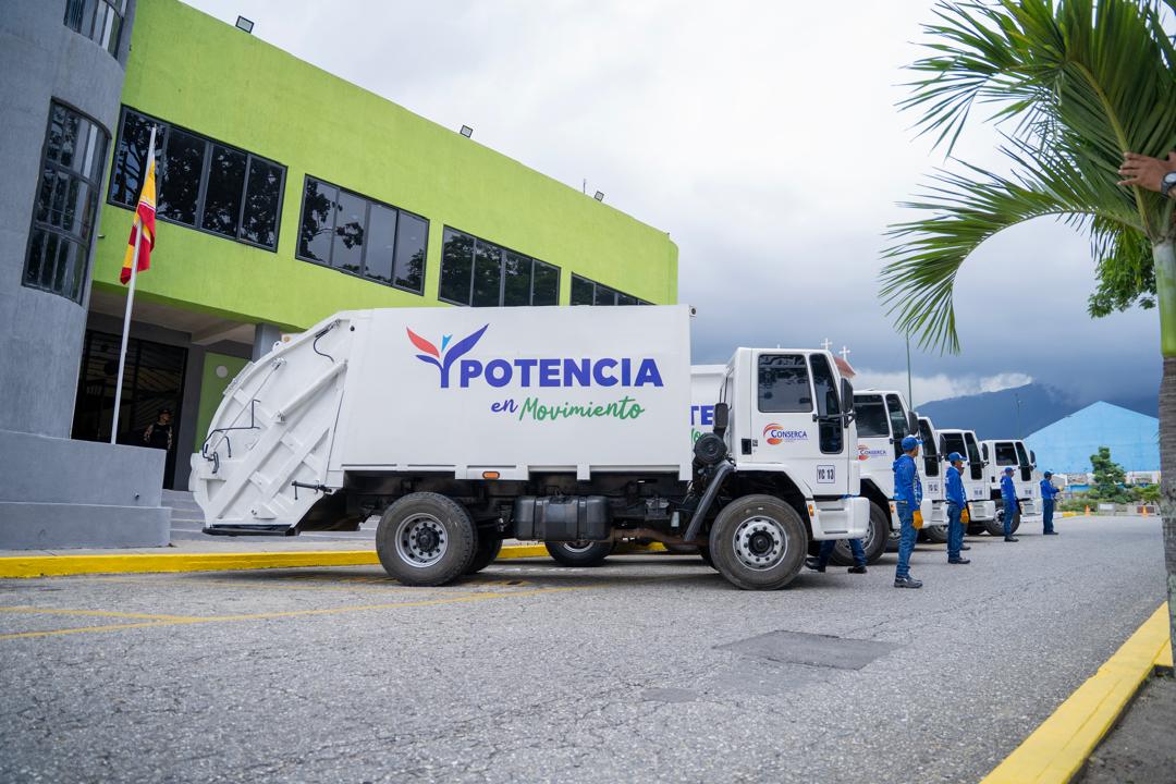 Caravana de camiones compactadores de CONSERCA durante un operativo de recolección